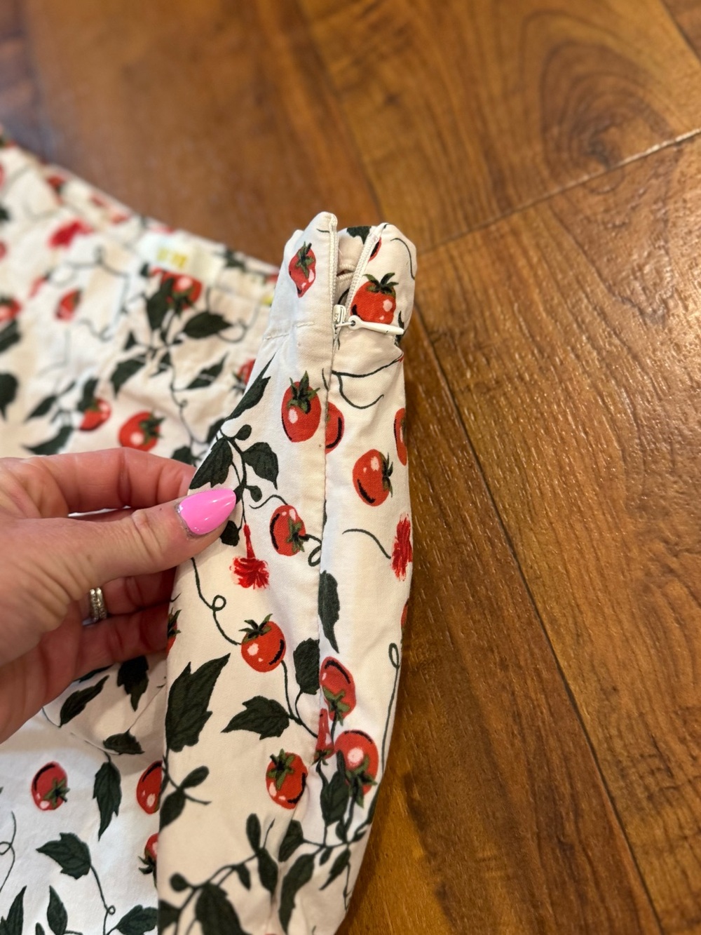 Anthropologie Maeve White Shorts with Red Cherry Tomatoes Print Womens size 2 - Picture 2 of 5